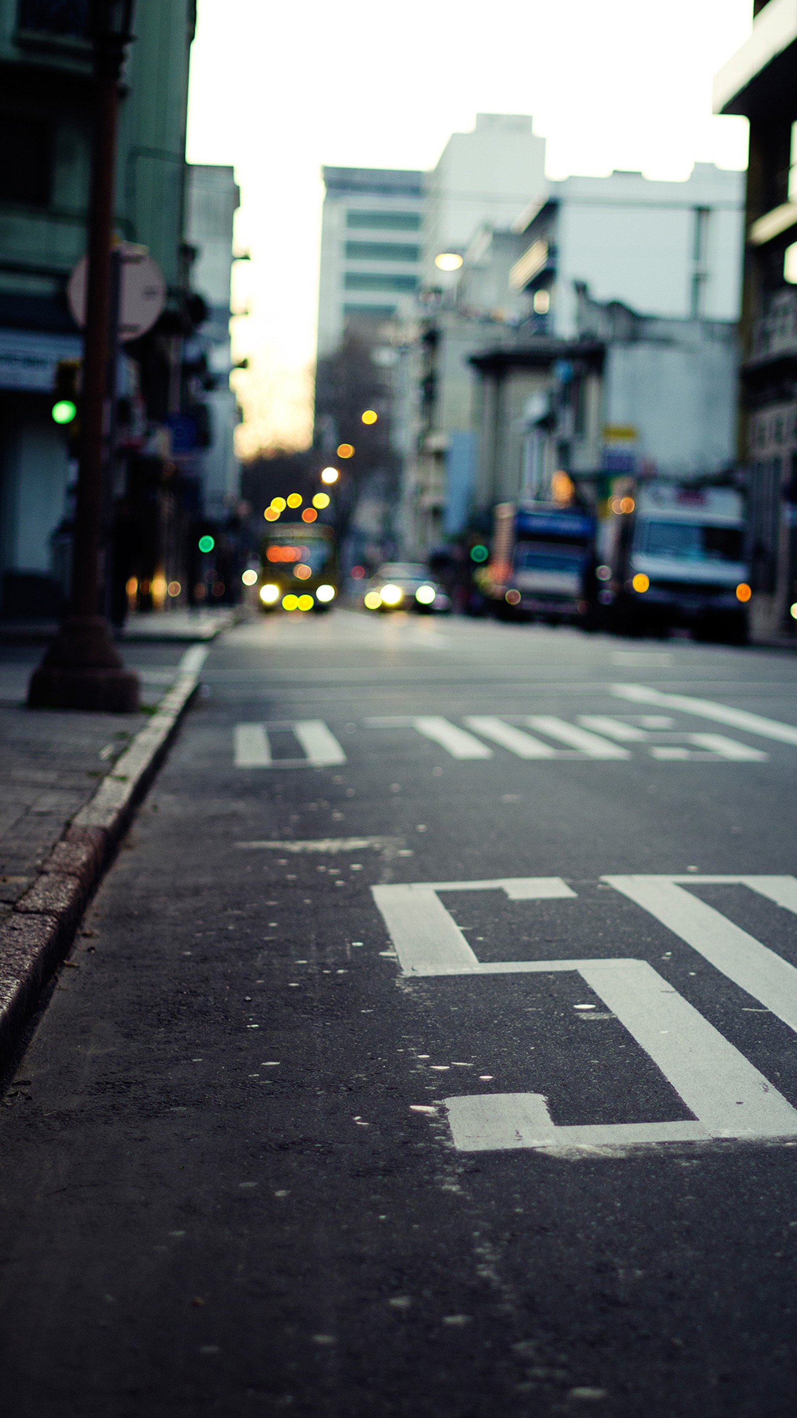 Hay una calle con un hidrante al lado (asombroso, autobús, ciudad, genial, luces)