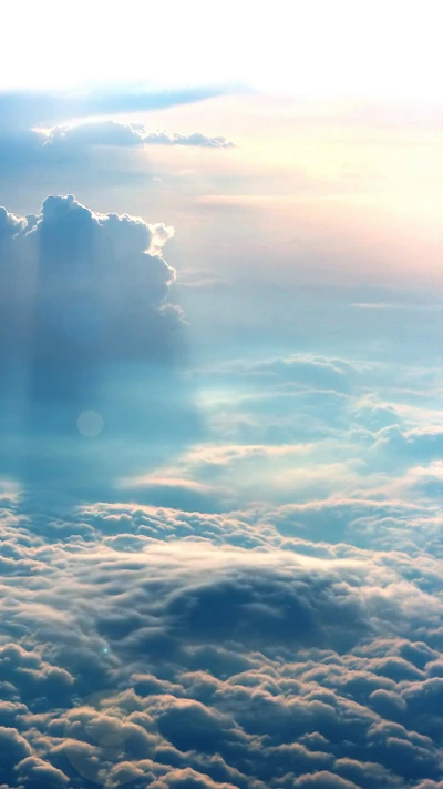 Ciel serein au-dessus de doux nuages baignés de soleil