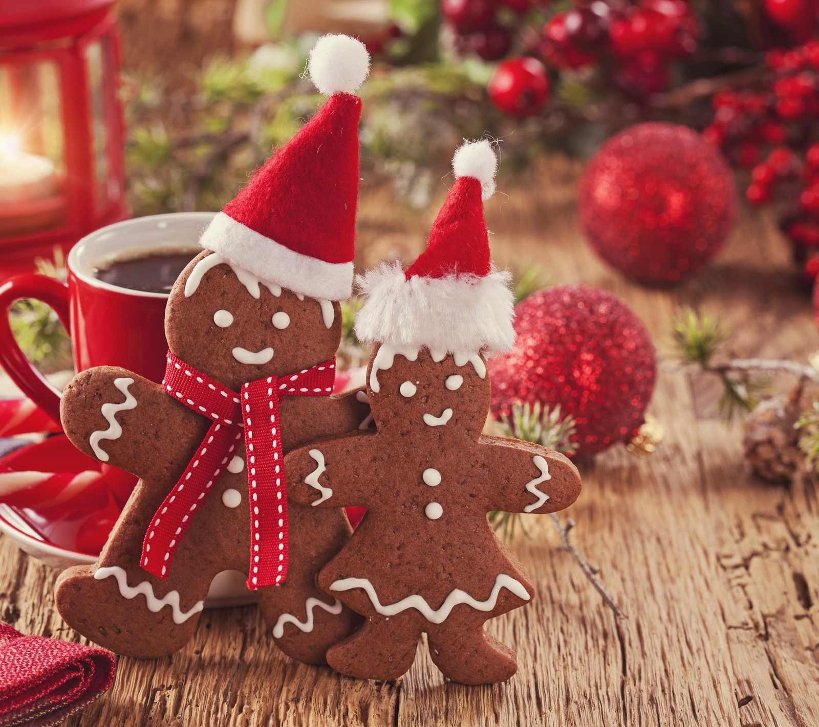 Il y a deux pains d'épice et une tasse de café sur une table (biscuits, décor, pain dépice, lumière, rouge)