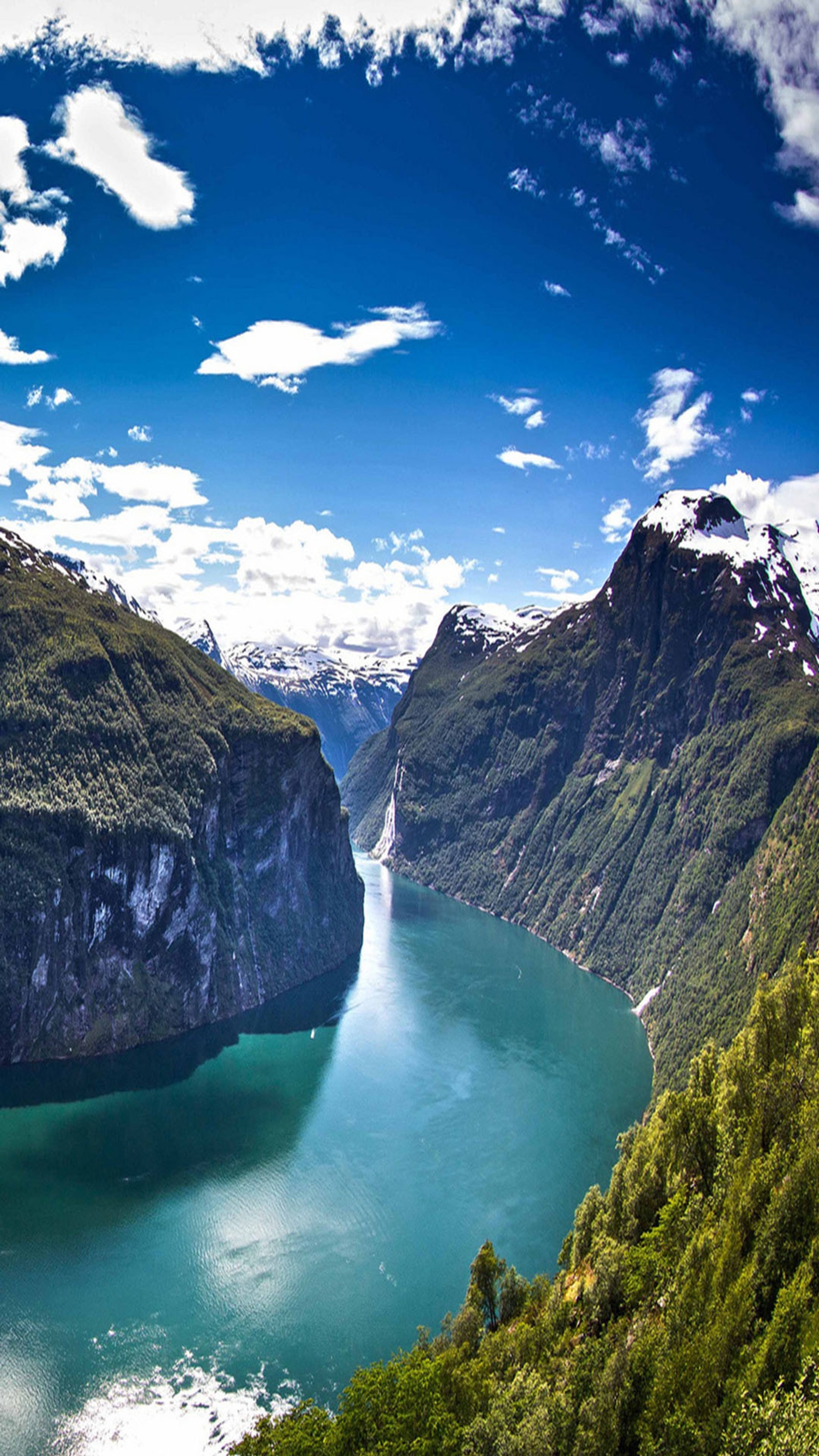 Una vista panorámica de un gran cuerpo de agua rodeado de montañas (estadounidense, rio, forma, agua)