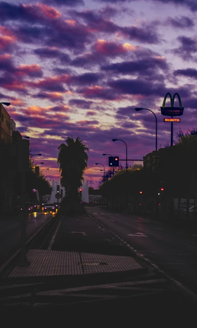 Pôr do sol vibrante sobre Badajoz: uma paisagem urbana abstrata com nuvens coloridas e luzes urbanas