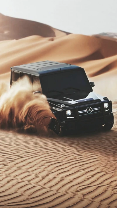 Mercedes G-Class conduciendo fuera de carretera en arenas del desierto