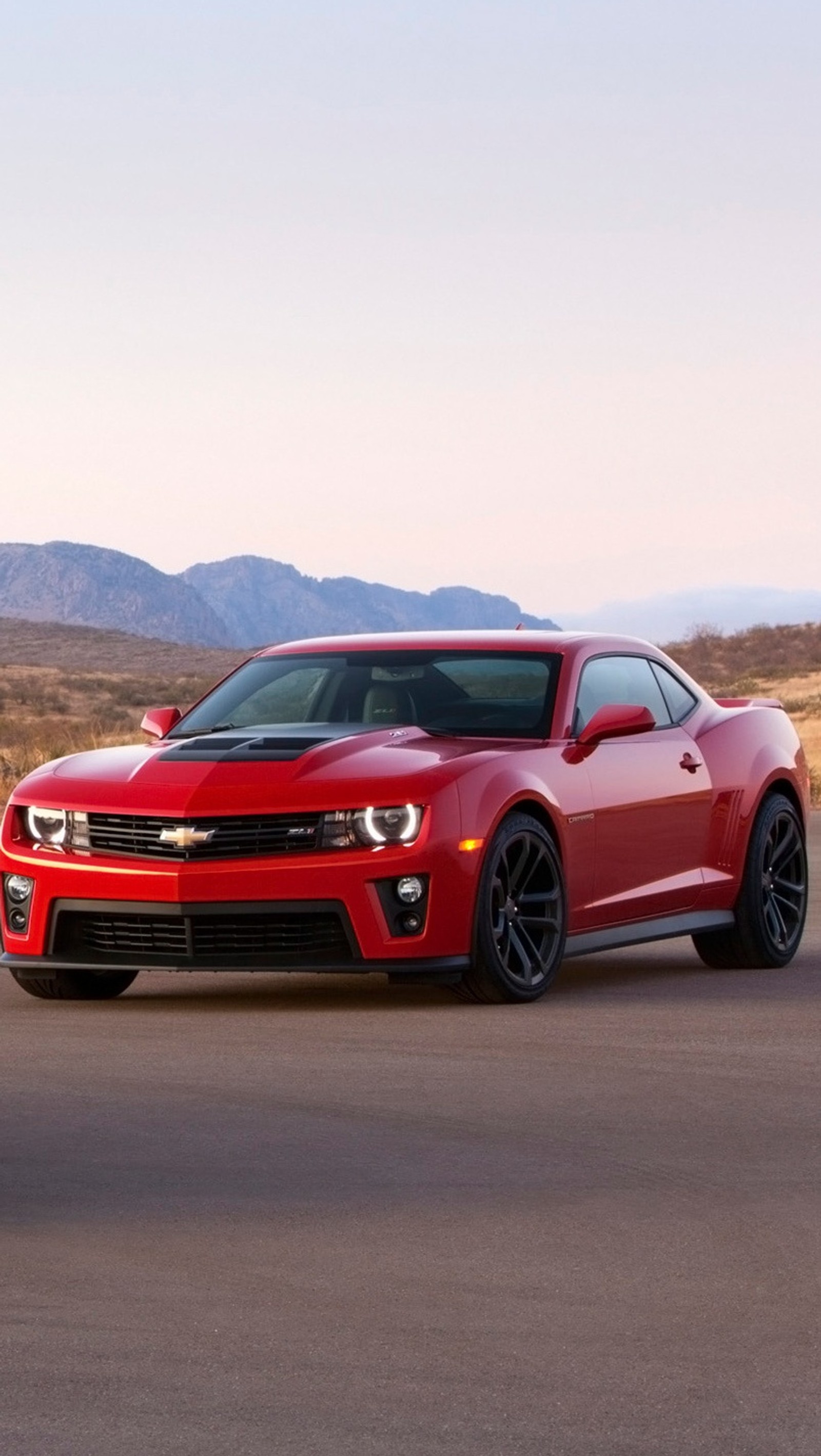 Близкий план красного chevrolet camaro, едущего по дороге (camaro, zl1)