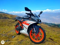 Motocicleta KTM RC 200 contra un fondo montañoso escénico