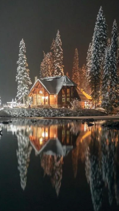 Retraite hivernale enchanteur au bord du lac enneigé