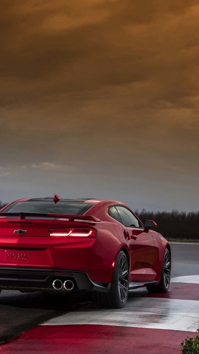 Eleganter roter Chevy Camaro vor einem dramatischen Himmel