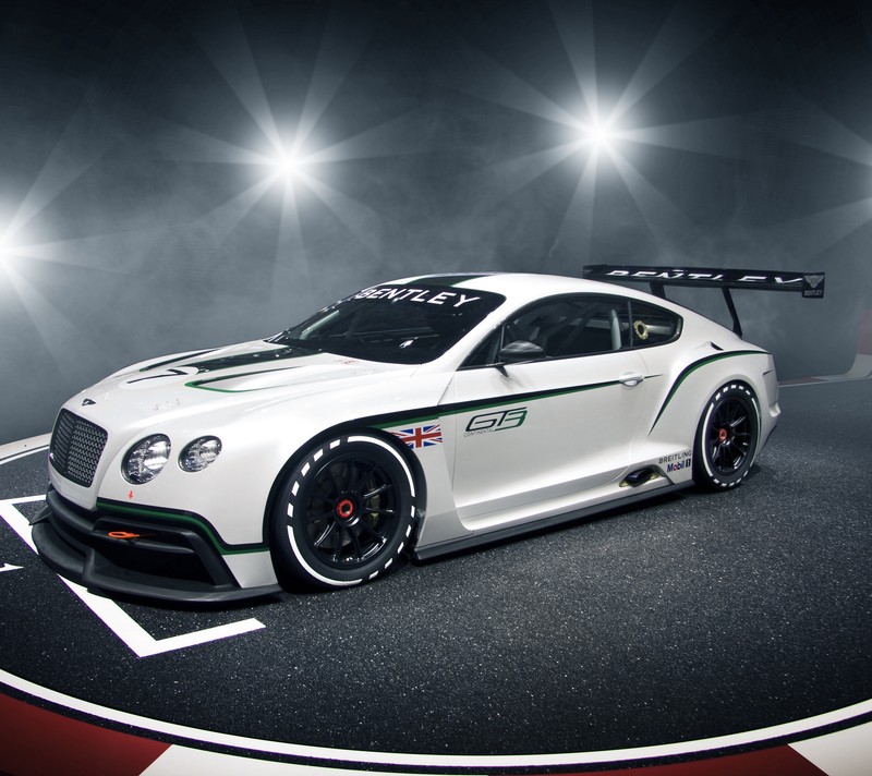 Заезд гоночного автомобиля bentley gt3 на трассе с огнями (авто, мото, moto)