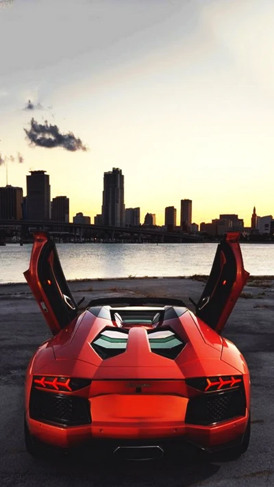 Lamborghini Aventador vermelho com portas abertas contra um horizonte da cidade ao pôr do sol