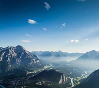 Paysage montagneux majestueux sous un ciel dégagé