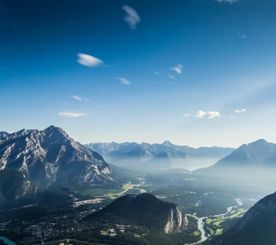 Majestuoso paisaje montañoso bajo un cielo despejado