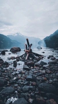 Ruhige Wasserlandschaft: Naturreflexion zwischen felsigen Ufern