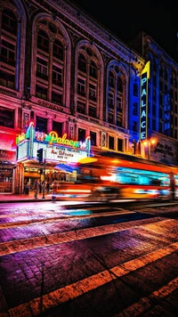 Paisagem noturna vibrante do Teatro Palace com luzes dinâmicas da cidade