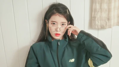 IU in stylischer Sportbekleidung mit Brille