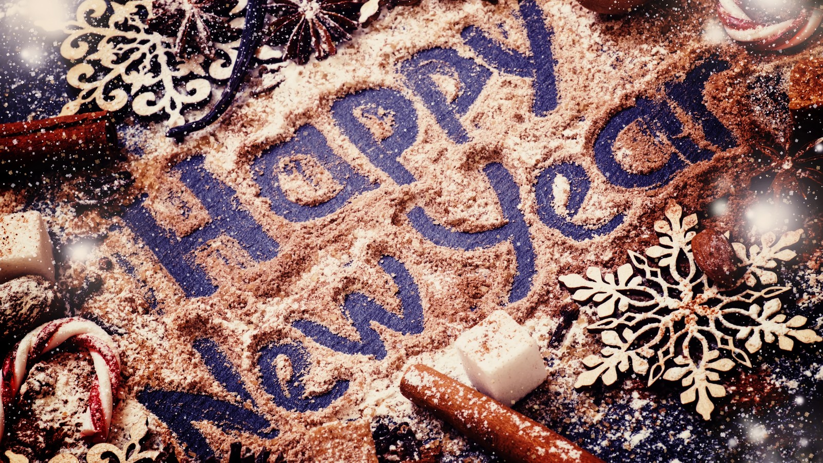 Hay un letrero que dice 'felices fiestas' en una mesa (feliz, nuevo año, festivo)