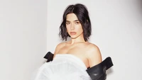 Dua Lipa: Elegancia impactante en atuendos de moda