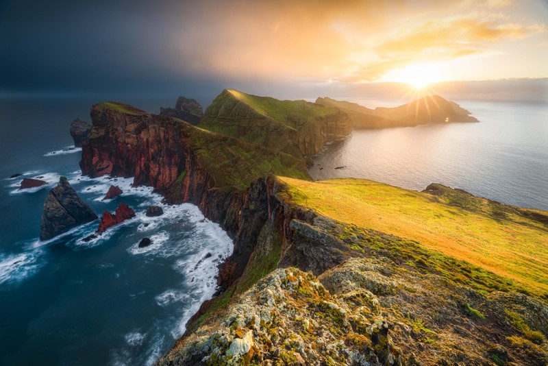 Вид на скалы и океан на закате с вершины утеса (ponta de são lourenço, живописное место, закат, утес, океан)