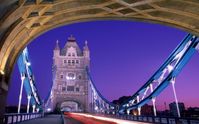 Вид на мост с машиной, проезжающей под ним (tower bridge, лондонский мост, london bridge, мост, достопримечательность)