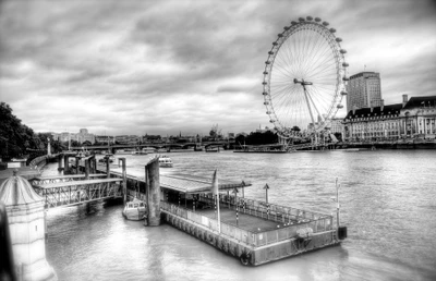 Vue en noir et blanc de la rivière Thames avec le London Eye, le Millennium Bridge et le Palais de Westminster dans un paysage urbain serein.