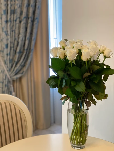 Elegant White Rose Bouquet as a Stylish Interior Centrepiece