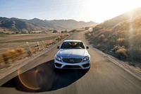 Berline Mercedes-Benz lors d'un road trip pittoresque