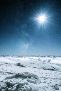 Soleil radieux sur un horizon enneigé sous un ciel étoilé