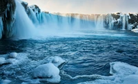 Chute d'eau majestueuse dans un paysage d'hiver