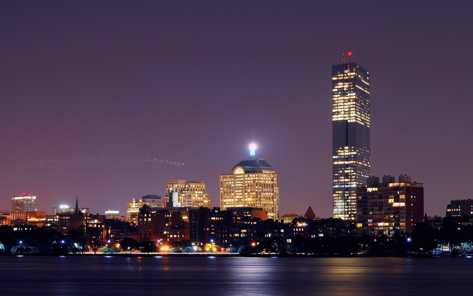 Vista panorâmica do horizonte da cidade à noite com uma lua brilhante (boston, linha do horizonte, paisagem urbana, cidade, noite)