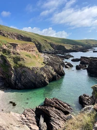 Costa tranquila de las tierras altas con roca dura y aguas claras