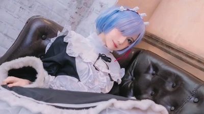 Рем косплей из Re:Zero, отдыхающая на диване