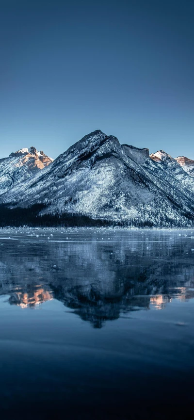 Reflexão serena da montanha em um lago glacial