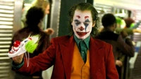 Joker hält eine Maske in einer U-Bahn-Szene aus dem Film von 2019