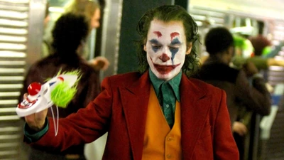 Joker sosteniendo una máscara en una escena de metro de la película de 2019