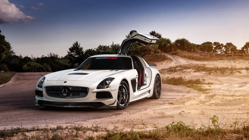 Белый mercedes sls amg едет по грунтовой дороге (машина, спортивный автомобиль, суперкар, mercedes benz sls amg, mercedes benz)