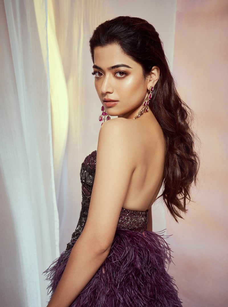 Женщина в фиолетовом платье позирует для фотографии (рашмика манданна, rashmika mandanna, индийская актриса, 2022, люди)