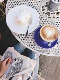 Gemütlicher Kaffeemoment mit süßen Leckereien