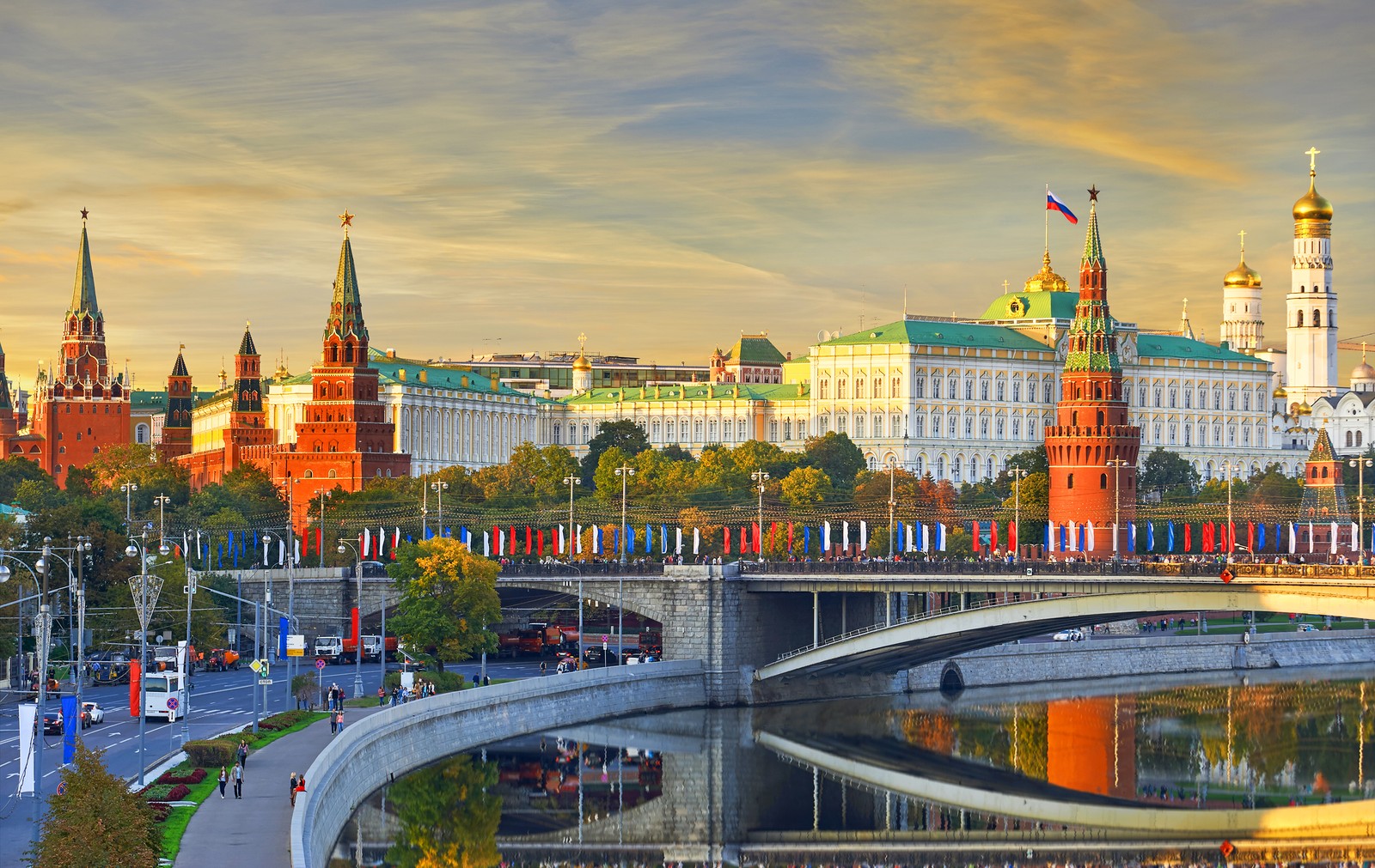 Вид на мост через реку с другим мостом перед ним (московский кремль, достопримечательность, город, городской пейзаж, городская территория)