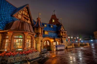 Encantadora vista nocturna de un hito caprichoso en Disneyland, iluminado contra un cielo crepuscular, mostrando una arquitectura vibrante y una atmósfera acogedora.