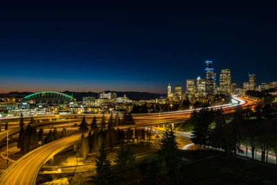 Horizonte de Seattle de noche: paisaje urbano iluminado y vista del puente