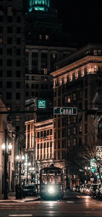 Paisaje urbano iluminado con bloques de torres y tranvía por la noche