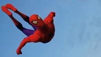 Spider-Man volando por el cielo en su traje icónico