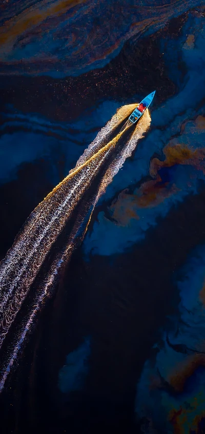 Reflexos azul elétrico: A esteira de um barco em águas serenas