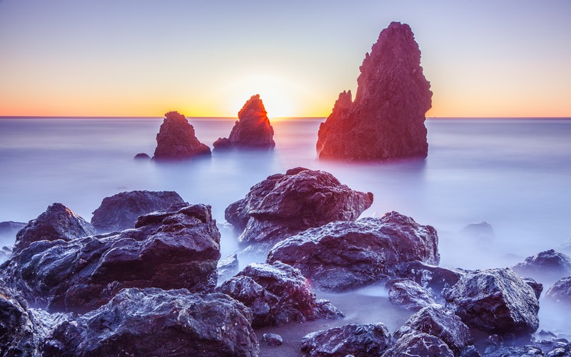 Арафед скалы в океане на закате с фоном неба (rodeo beach, marin headlands, калифорния, california, закат)