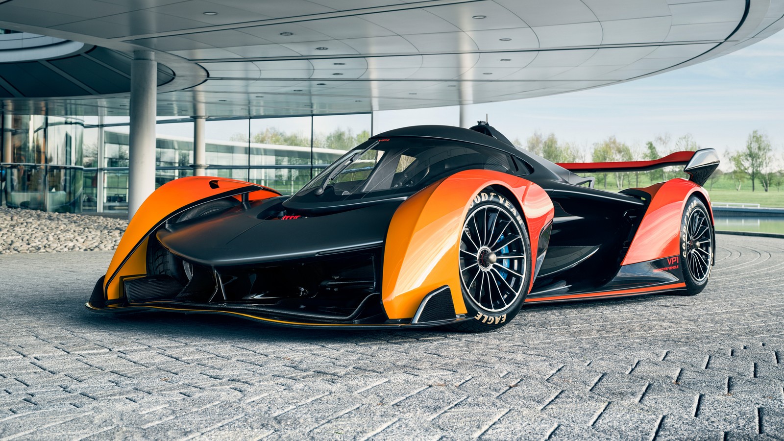 Un primer plano de un coche estacionado frente a un edificio (mclaren solus gt, 2023, 8k, 5k, hipercoches)