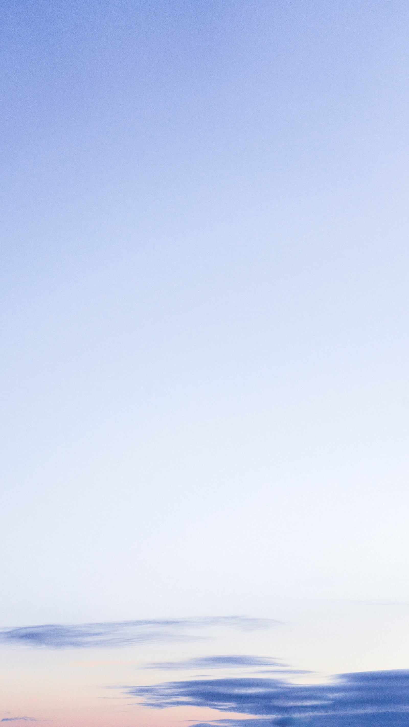 Un avion survole une plage sous un ciel bleu (bleu, journée, atmosphère, horizon, calme)