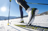 Gros plan d'un skieur en action sur un sentier de ski de fond enneigé