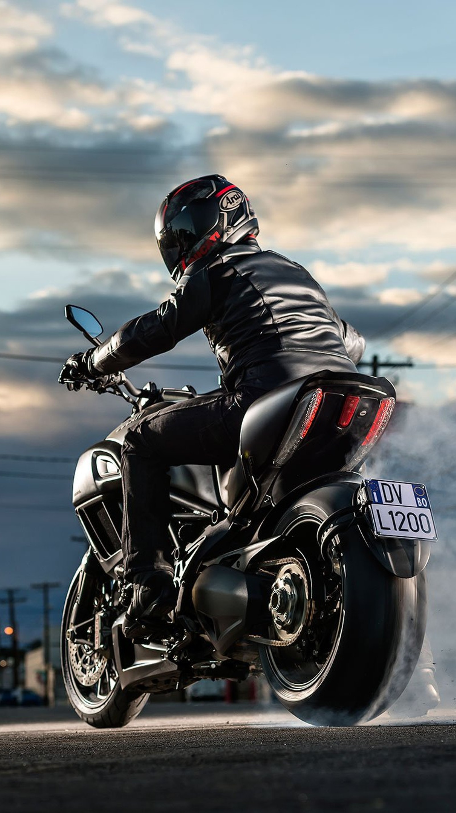 Um homem árabe em uma jaqueta de couro preta montando uma motocicleta (bicicleta, ducati, motor)