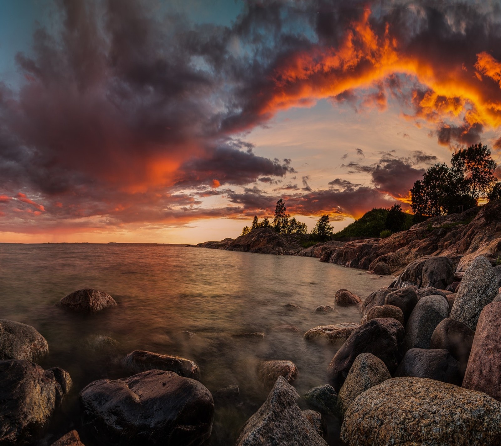 Vue d'un coucher de soleil sur une plage rocheuse avec un phare (paysage, nature)