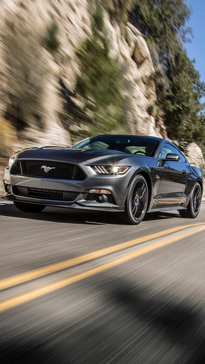 Ford Mustang GT 2015 en mouvement sur une route pittoresque