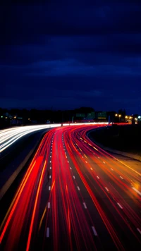 Exposición prolongada vibrante de noche de una carretera curva