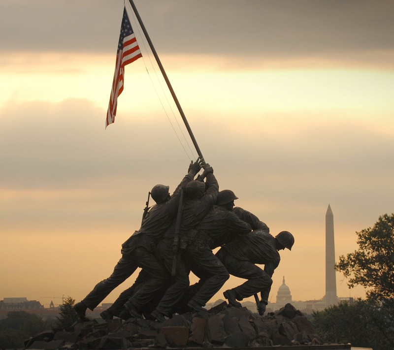 Статуя солдат, поднимающих флаг в воздух (америка, ивао дима, iwo jima, морской, статуя)